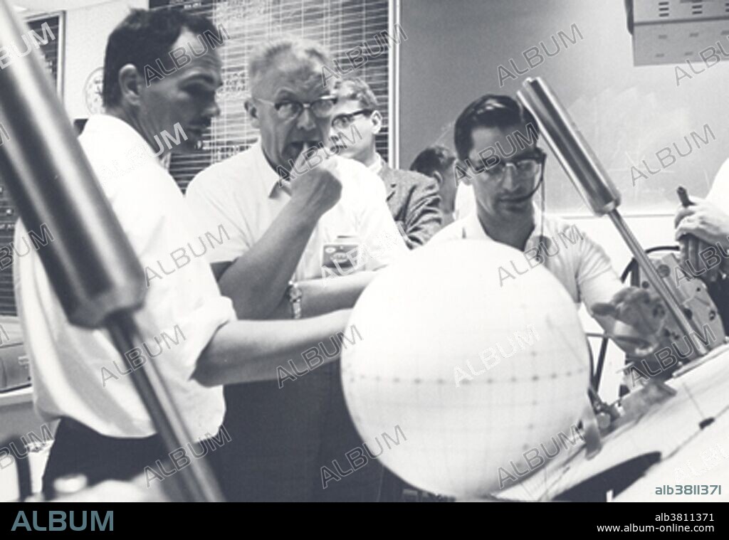 Kuiper (center) founded the Lunar and Planetary Lab in Arizona in 1960. Gerard Peter Kuiper (1905-1973) was a Dutch-American astronomer after whom the Kuiper belt was named. He had extraordinarily sharp eyesight, allowing him to see magnitude 7.5 stars with the naked eye, about four times fainter than visible to normal eyes. Kuiper discovered two natural satellites of planets in the solar system, namely Uranus's satellite Miranda and Neptune's satellite Nereid. In addition, he discovered carbon dioxide in the atmosphere of Mars and the existence of a methane-laced atmosphere above Saturn's satellite Titan in 1944.