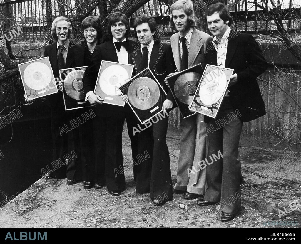 Göteborg 1974-03-04. Streaplers har erhållit guldskiva för över 25 000 sålda LP-skivor - På bilden ses från vänster Håkan Liljeblad, Lasse Larsson, Ove Pilebo, Bjarne Lundqvist, Göran Liljedal och gruppens producent Gert Lengstrand *** Local Caption *** GP Foto: Bengt magnuzon. KAMERAREPORTAGE.