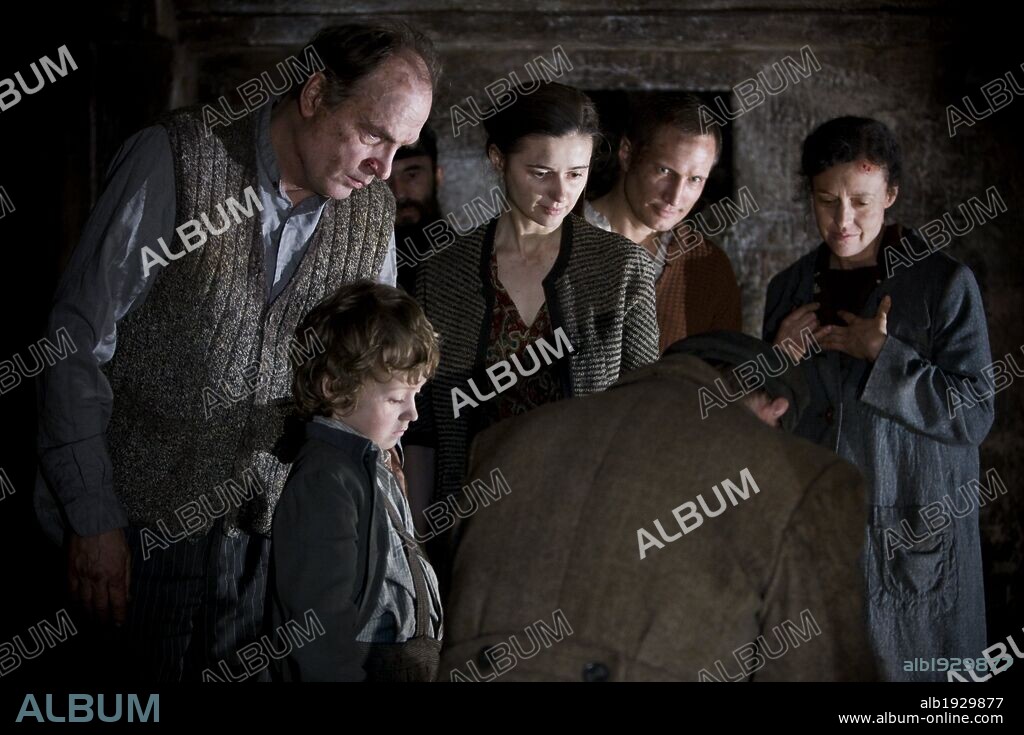 AGNIESZKA GROCHOWSKA, BENNO FURMANN, HERBERT KNAUP, JERZY WALCZAK, MARIA SCHRADER, OLIWIER STANCZAK and ROBERT WIECKIEWICZ in IN DARKNESS, 2011, directed by AGNIESZKA HOLLAND. Copyright SONY PICTURES CLASSICS / DICHANT, JASMIN MARLA.