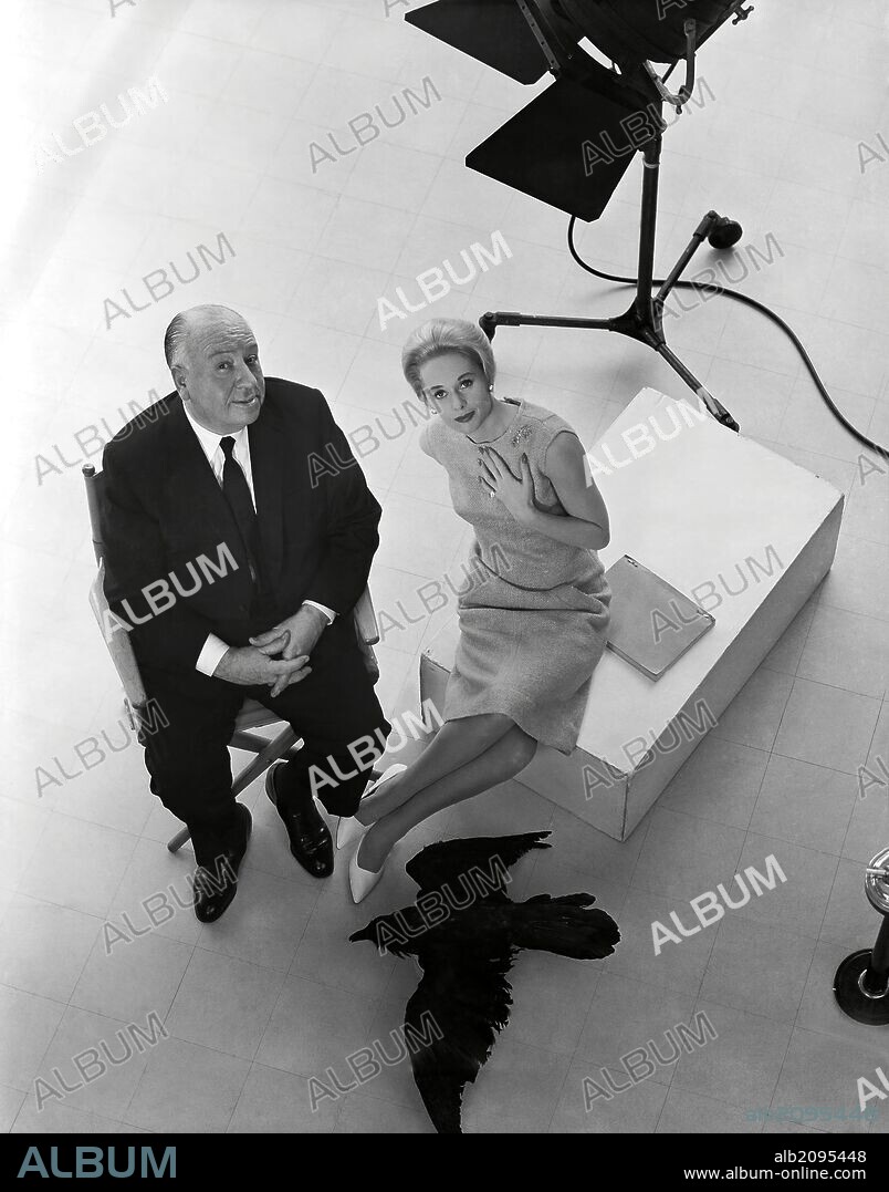 ALFRED HITCHCOCK und TIPPI HEDREN in DIE VÖGEL, 1963 (THE BIRDS), unter der Regie von ALFRED HITCHCOCK. Copyright Alfred J. Hitchcock Productions.