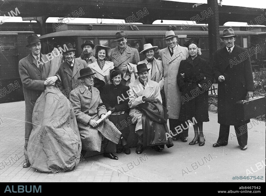 Göteborg 1 oktober 1940. Klanges Revy anländer Göteborgs Centralstation. I mitten övre raden känns Sigge Fürst igen och andra person från höger är Emy Hagman. Foto: Kamerareportage. *** Local Caption *** GT. KAMERAREPORTAGE.