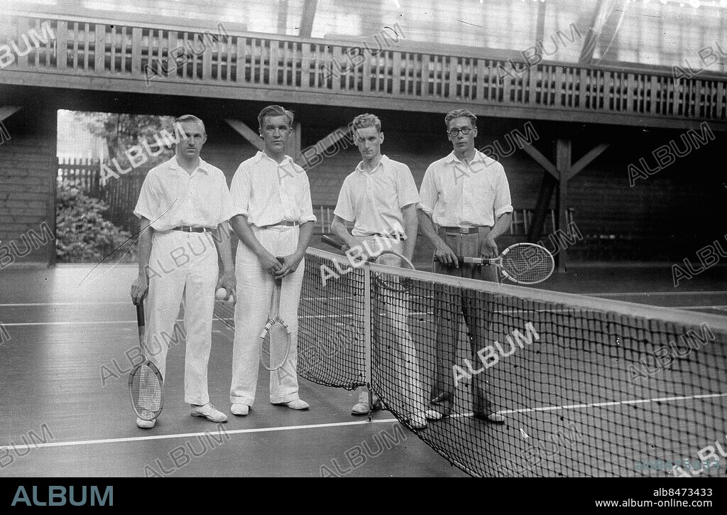 Göteborg 1935-08-26 - M-T:s korporationstennis - alltså tennis i Korpen. *** Local Caption *** GT Låda Krep 2013-06. KAMERAREPORTAGE.