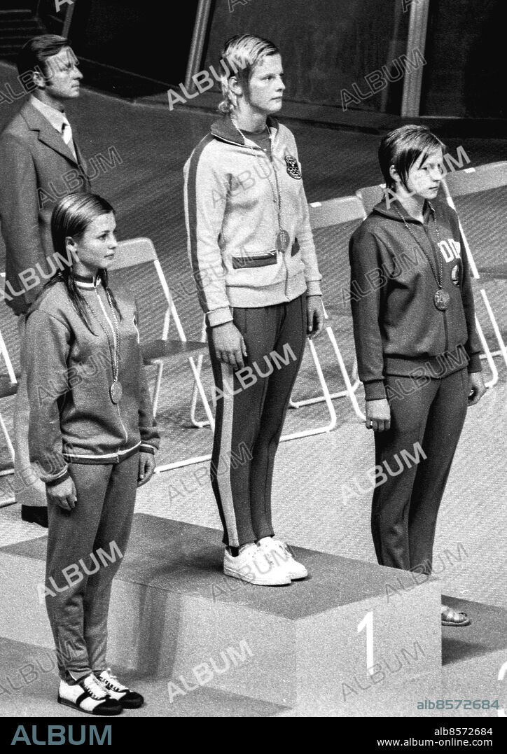 MÜNCHEN 1972-09-02. Den svenska simhopparen Ulrika Knape (mitten) med guldmedaljen runt halsen flankerad av tvåan Milena Duchkova, Tjeckoslovakien (t. v.) och trean Marina Janicke, Östtyskland (t. h.) i samband med medaljceremonin för damernas höga hopp vid de olympiska sommarspelen i München, Västtyskland, 27:e augusti 1972.. Foto: UPI / TT / Kod: 450.