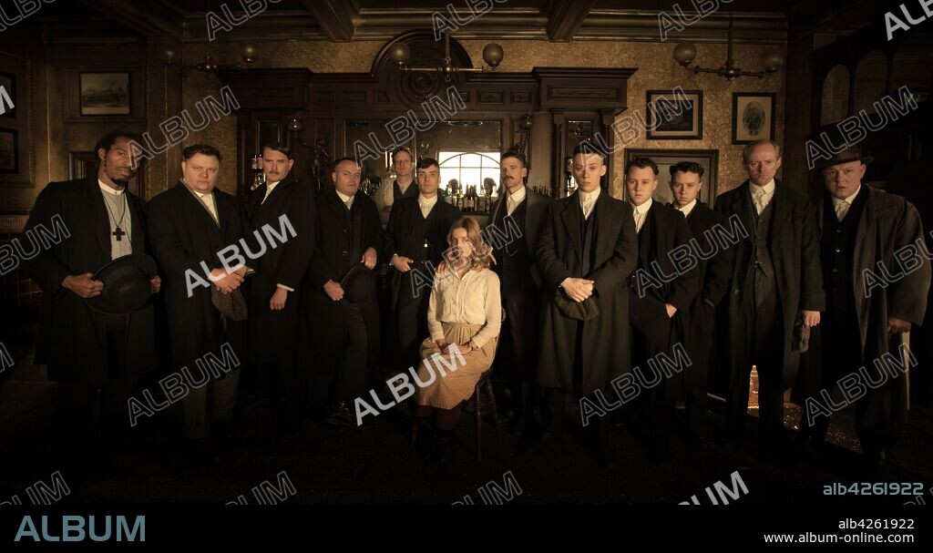ANNABELLE WALLIS, Benjamin ZEPHANIAH, CILLIAN MURPHY, JOE COLE y Paul ANDERSON en PEAKY BLINDERS, 2013, dirigida por STEVEN KNIGHT. Copyright BRITISH BROADCASTING CORPORATION (bbc). Temporada 1.