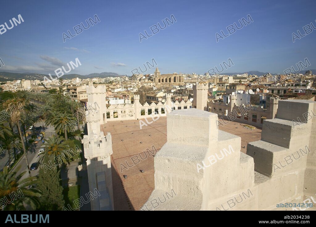 Terraza de la Lonja y iglesia del Sagrat Cor.La Llotja , siglo XV.Palma.Mallorca.Islas Baleares. España.