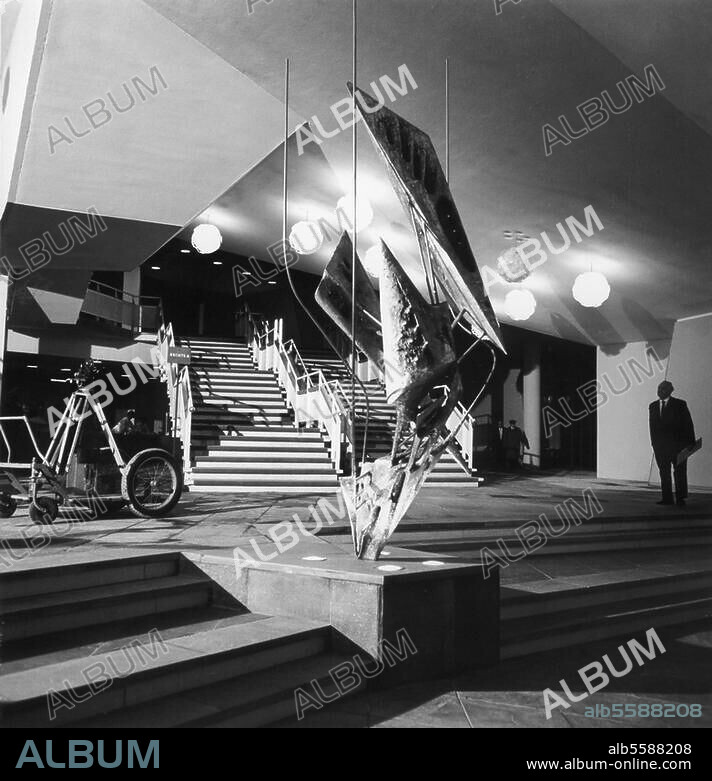 HANS SCHAROUN y BERNARD HEILIGER. Berlin-Tiergarten, Philharmonie, Kemperplatz. (1960-63 erbaut von Hans Scharoun). Innenansicht: Foyer mit der Skulptur "Dreiklang" von Bernhard Heiliger. Foto, 1963.