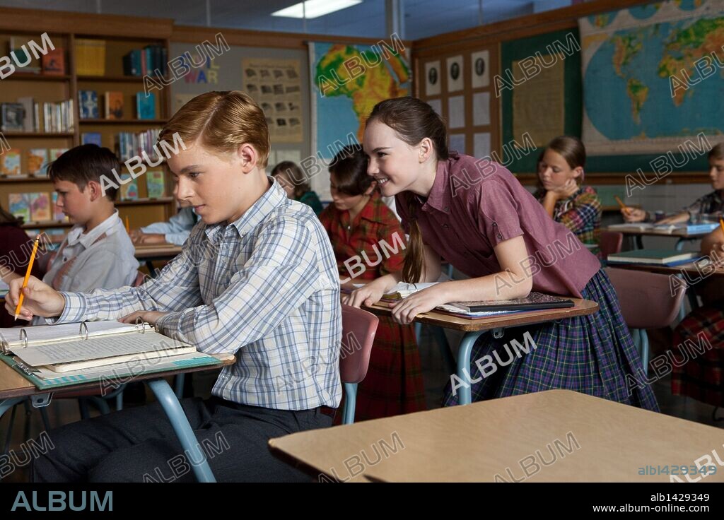 CALLAN MCAULIFFE and MADELINE CARROLL in FLIPPED, 2010, directed by ROB REINER. Copyright CASTLE ROCK ENTERTAINMENT / GLASS, BEN.