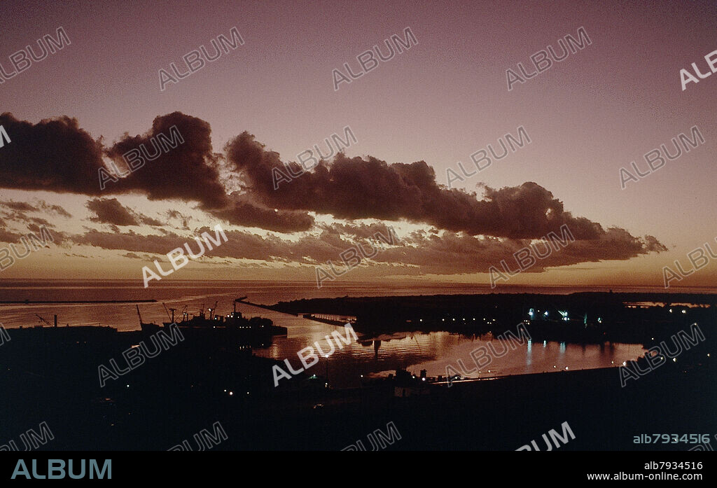 ATARDECER-CIELO ROJIZO CON NUBES EN LA ZONA DEL PUERTO.