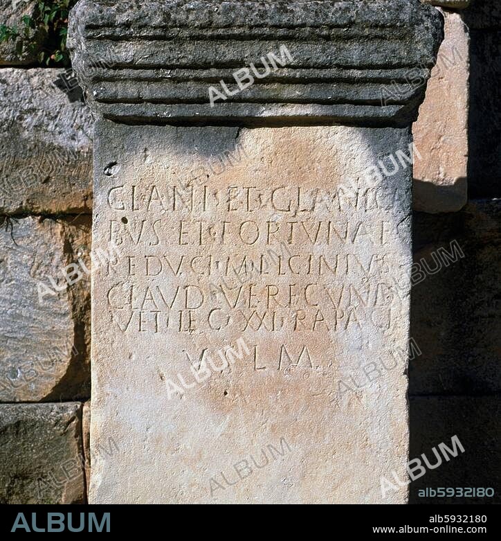 Glanum, Ausgrabungen der römischen Stadt, Stein mit einer Weihinschrift für den Gott Glanis und die Muttergöttinnen Glanices. St-Rémy-de-Provence (Frankreich, Provence, Bouches-du-Rhone). St. Remy, Provence, Frankreich.