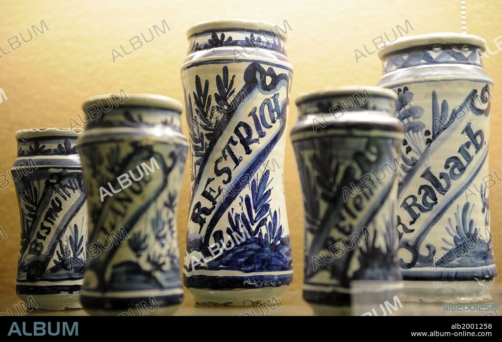 HISTORIA DE LA FARMACIA. ALBARELLO. Recipiente de cerámica de forma cilíndrica, utilizada por los boticarios para almacenar drogas y preparaciones sólidas o viscosas. Albarellos españoles de finales S. XVII, principios XVIII. MUSEO FARMACIA. TURKU. FINLANDIA.