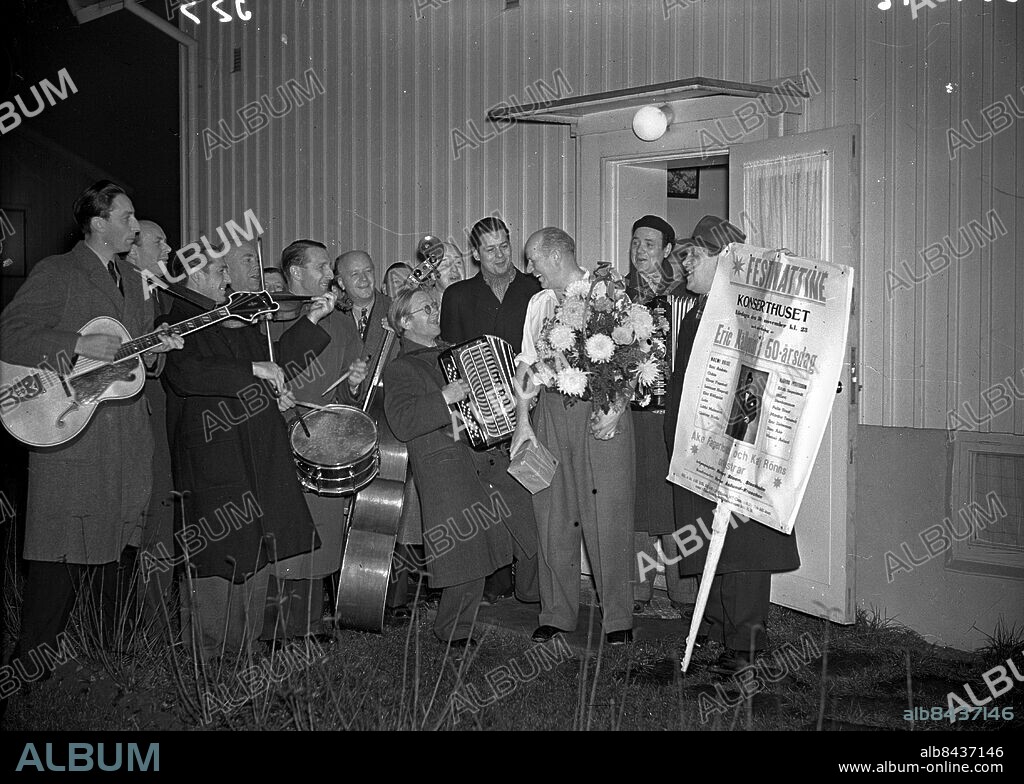 Göteborg 1946-11-26 - Uppvaktning en tidig morgon när sångaren Erik Källquist fyller 50 år - till höger känner vi igen Sten-Åke Cederhök och dragspelaren Sven Tjusling - med dragspel framför Eric har vi Einar Fagstad - *** Local Caption *** GT Låda Krep 2009-09. KAMERAREPORTAGE.