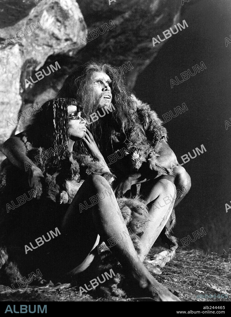 RAE DAWN CHONG and RON PERLMAN in QUEST FOR FIRE, 1981 (LA GUERRE DU FEU), directed by JEAN-JACQUES ANNAUD. Copyright 20TH CENTURY FOX.