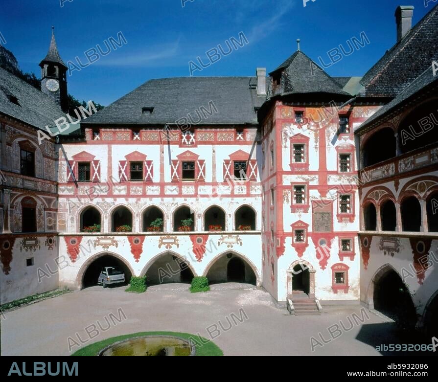 Tratzberg Castle (built 1500 -1515/1560 - 1571).- Courtyard.- Jenbach, Tyrol, Austria.- Photo.-.