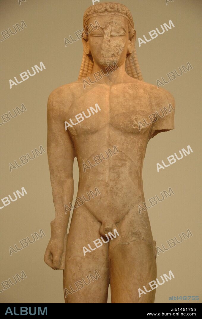 ARTE GRIEGO. PERIODO ARCAICO. GRECIA. KOUROS VOTIVO dedicado a Poseidón. Realizado en mármol de Naxos y localizado en Sunión. Fechado hacia el año 600 a. C. Detalle. Museo Arqueológico Nacional. Atenas.