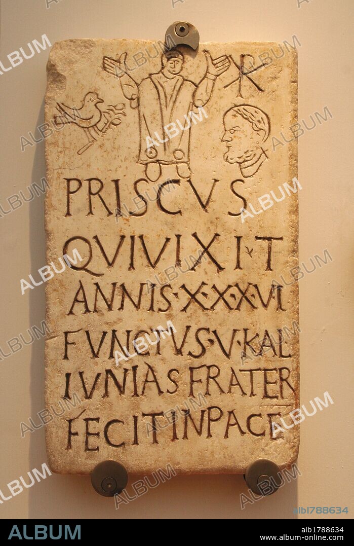 ARTE PALEOCRISTIANO. ITALIA. Primeros cristianos. Lápida sepulcral de Prisco. Inscripción con fórmula cristiana "in pace". Retrato del difunto con barba, símbolo de la paloma con la rama de olivo (alma del muerto), y monograma de Constantino. 2º mitad del siglo IV d. C. Museo de las Termas de Diocleciano. Roma.