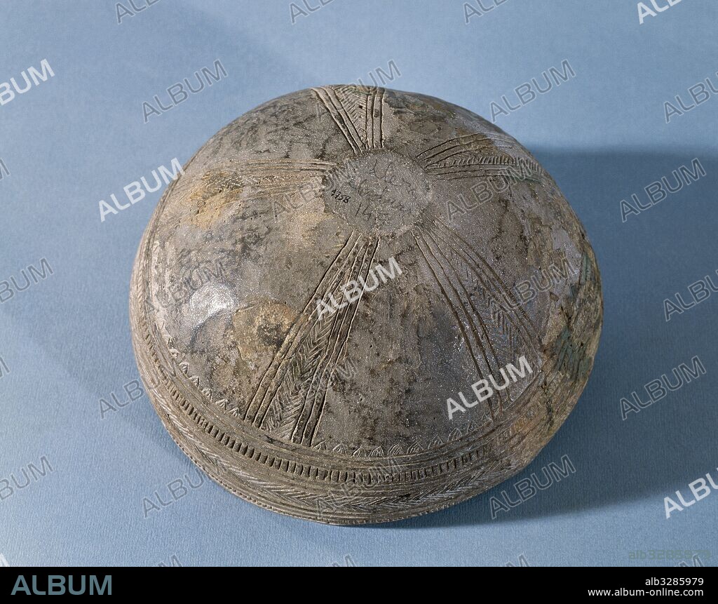 Prehistoria. Vaso eneolítico en forma de casquete. Procede de la Cista Megalítica de Llera. Lladurs (comarca del Solsonés, provincia de Lleida). Museo Comarcal y Diocesano de Solsona. Cataluña.