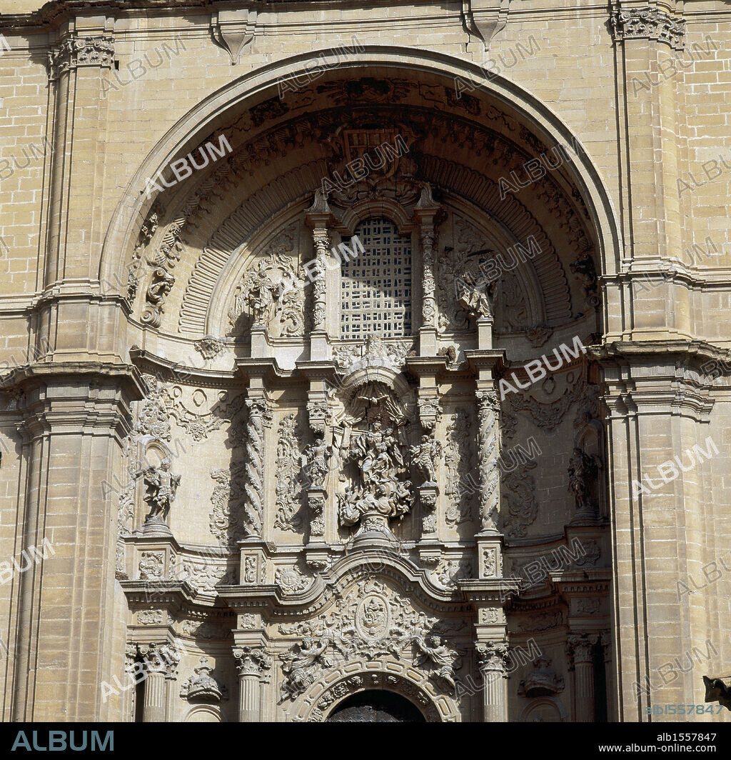 ARTE BARROCO. ESPAÑA. COLEGIATA DE SANTA MARIA LA MAYOR. Construida en estilo barroco en 1736 por el arquitecto Miguel DE AGUAS. Vista parcial del PORTICO con una rica decoración. ALCAÑIZ. Provincia de Teruel. Aragón.