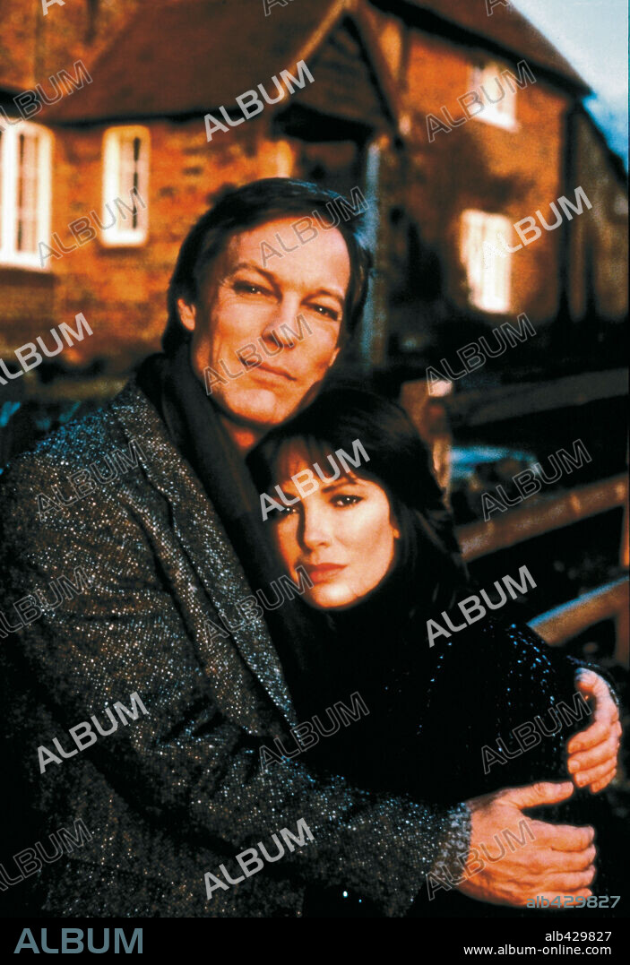 JACLYN SMITH and RICHARD CHAMBERLAIN in THE BOURNE IDENTITY, 1988, directed by ROGER YOUNG. Copyright WARNER BROS TV.