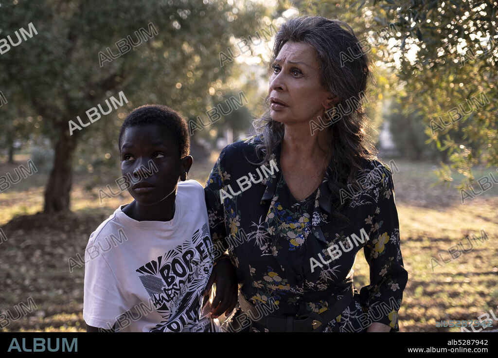 IBRAHIMA GUEYE y SOPHIA LOREN en LA VIDA POR DELANTE, 2020 (LA VITA DAVANTI A SE), dirigida por EDOARDO PONTI. Copyright Artemis Rising Foundation / Palomar.