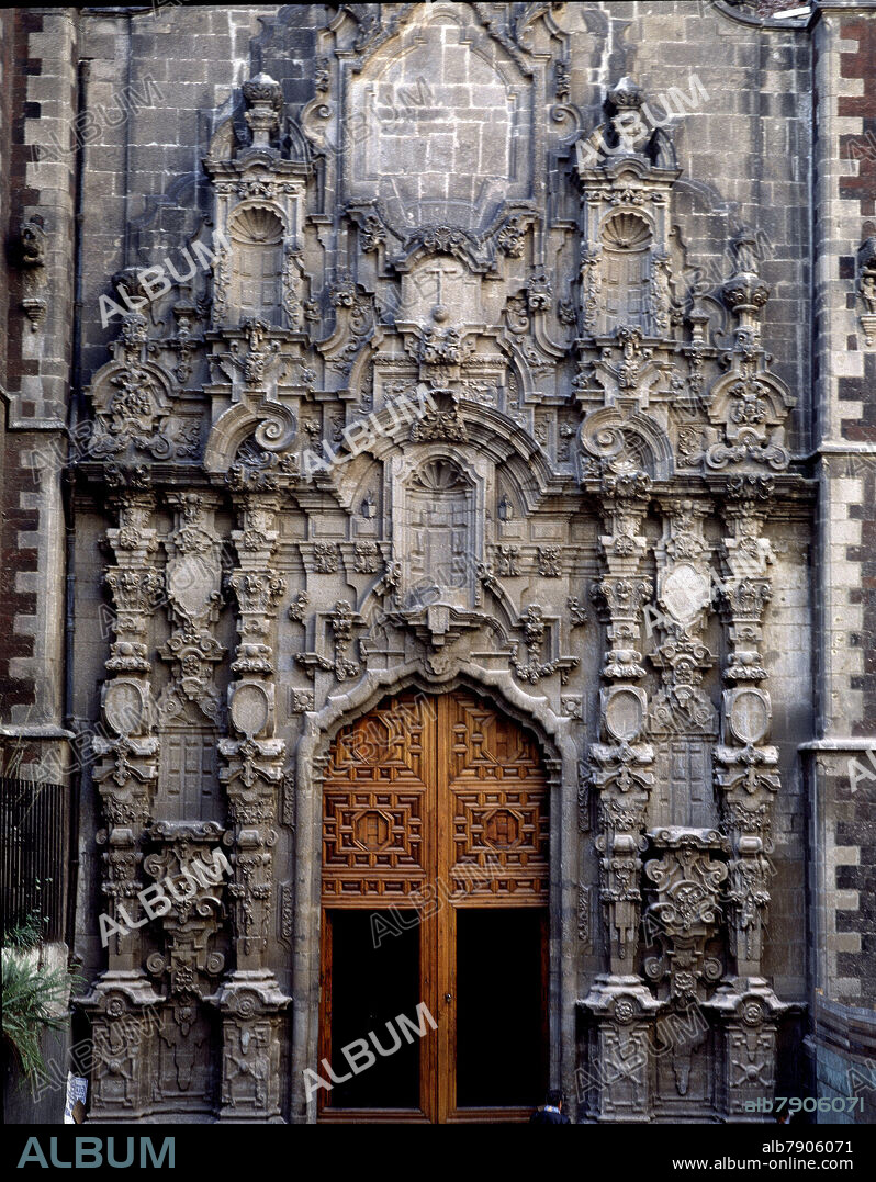 IGLESIA DE SAN FRANCISCO - DETALLE DE LA FACHADA BARROCA - ESTIPITE - SIGLO XVIII - FOTO AÑOS 90.