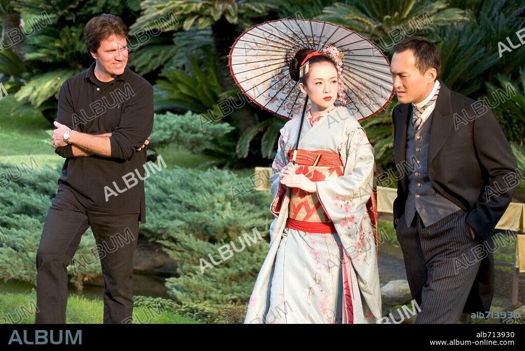 ROB MARSHALL and ZIYI ZHANG in MEMOIRS OF A GEISHA, 2005, directed by ROB MARSHALL. Copyright COLUMBIA PICTURES / JAMES, DAVID.
