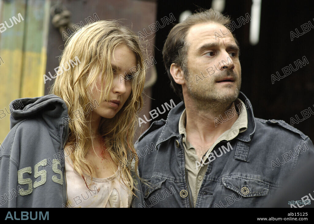 ELIAS KOTEAS y SARAH CARTER en SKINWALKERS, 2006, dirigida por JAMES ISAAC. Copyright SKINWALKERS DCP INC/RED MOON FILMS/CONSTANTIN FILM PRODUKTIO.