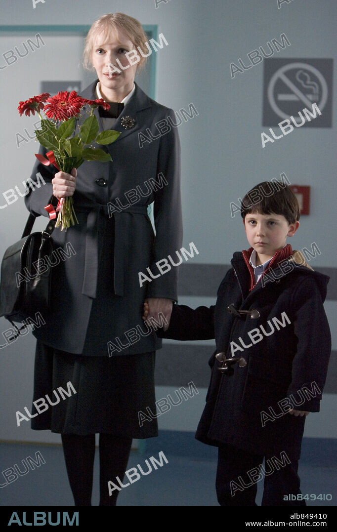 MIA FARROW and SEAMUS DAVEY-FITZPATRICK in THE OMEN, 2006, directed by JOHN MOORE. Copyright VALITUTTI, VINCE.