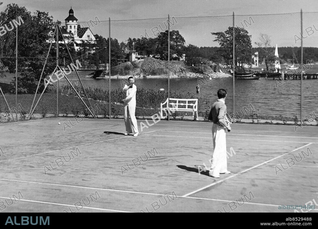 STOCKHOLM 1942-06-28.. Karl Gerhard, teaterdirektör, revyförfattare, kuplettförfattare, kuplettsångare och skådespelare, och Lindqvist spelar dubbel mot Carlgren-Bellander under Saltsjöbadsveckan i tennis.. Foto: AB Text & Bilder / SVT / Kod: 5600. Mapp: Svenska tennishallar och banor 526B. Tennisbanor.