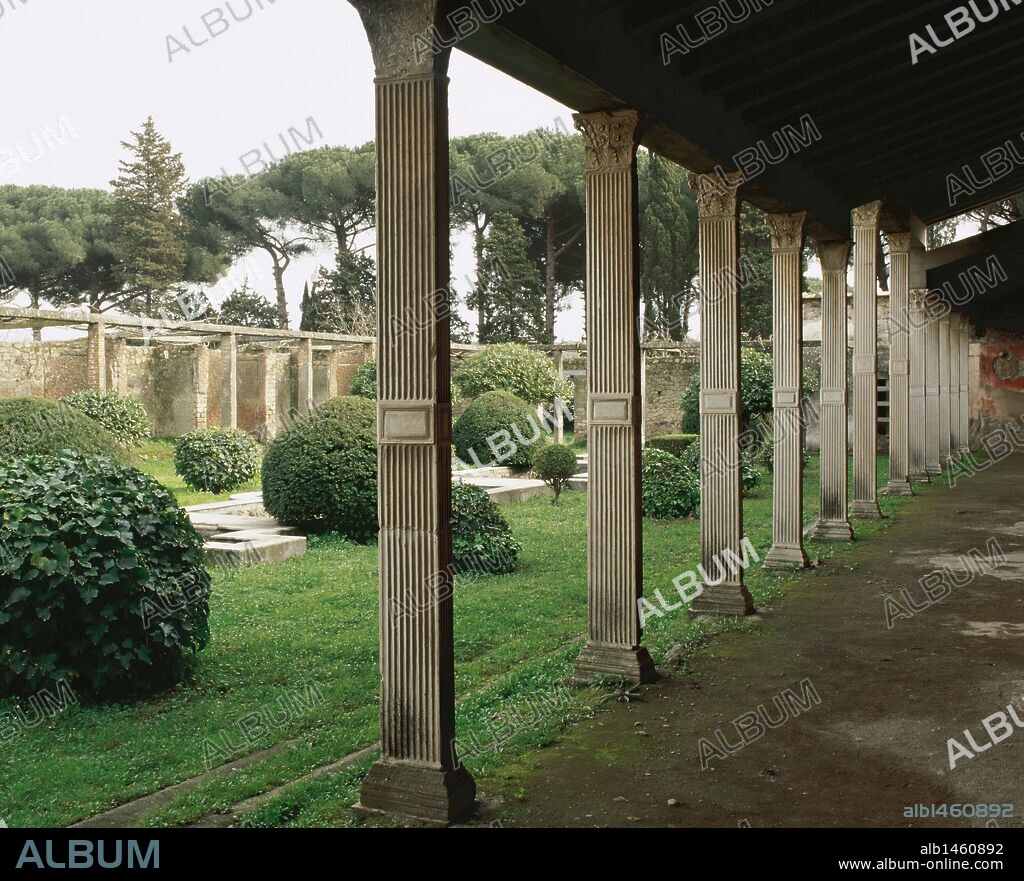 ARTE ROMANO. ITALIA. VILLA DE JULIA FELIZ. Construcción imponente que ocupaba toda la ínsula número 4, compuesta por la villa, un conjunto de termas dado en uso público y un grupo de tiendas. Vista general de la ZONA DEL JARDIN con PORTICO de pilares estriados. POMPEYA. La Campania.