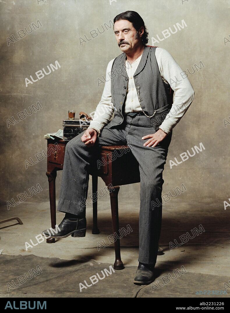 IAN McSHANE in DEADWOOD, 2004, directed by ALAN TAYLOR, DAVIS GUGGENHEIM, EDWARD BIANCHI, MICHAEL ALMEREYDA and WALTER HILL. Copyright HBO.
