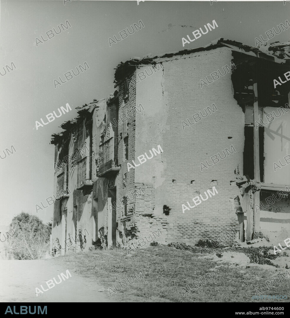 Brunete (Madrid), julio de 1937. Guerra Civil Española. Ruinas de Brunete tras la batalla del mes de julio de 1937.