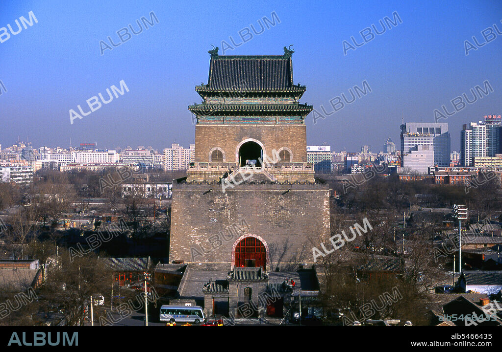 The Drum and Bell (Zhi nglou) towers were originally built in 1272 during the reign of Kublai Khan (r.1260-1294). Emperor Yongle (r. 1402-1424) rebuilt the towers in 1420 and they were again renovated during the reign of Qing Emperor Jiaqing (r. 1796 - 1820). Both the Drum and Bell towers were used as timekeepers during the Yuan, Ming and Qing dynasties.