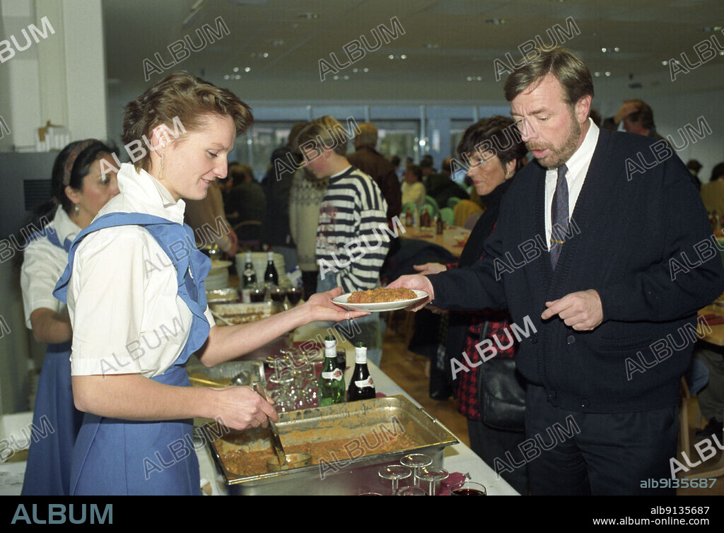 Oslo 1991-10-20: Cup final 1991. Rosenborg (RBK) - Strømsgodset (SIF) (2-3). Ullevaal Stadium. The picture: The football party has become much more than one on his pocket and warm sausages on the stag at Ullevaal Stadium. Here, handball president Tor Lian is served a plate of casserole in the cafe at the stadium by the waitress Linda Søraa. Photo: Morten Holm.