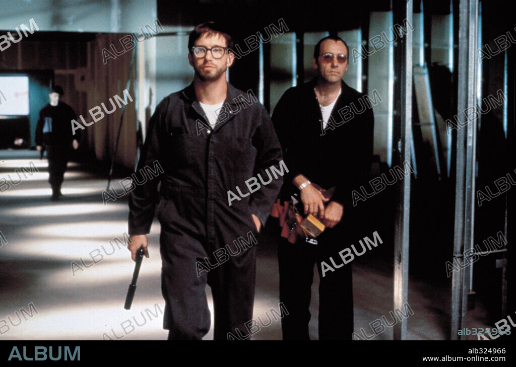 KEVIN SPACEY and STEPHEN BALDWIN in THE USUAL SUSPECTS, 1995, directed by BRYAN SINGER. Copyright SPELLING FILMS INTERNATIONAL.