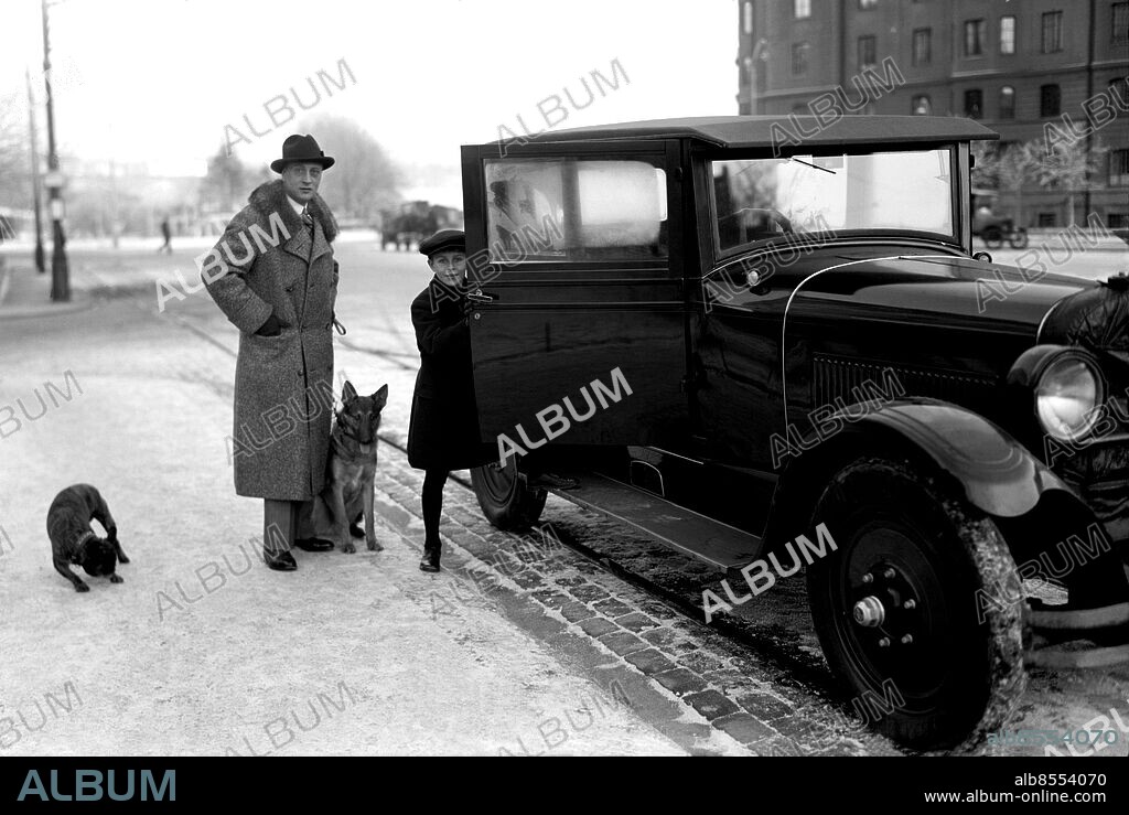 ARKIV 1927 . Gösta Ekman (1890-1938), legendarisk svensk skådespelare med sonen Hasse och sina båda hundar på Narvavägen.. Gösta Ekman, Swedish actor, father of Hasse Ekman, actor and filmdirector and grandfather of actor Gösta Ekman. Picture shows Gösta Ekman with his son Hasse. . Foto: TT / Kod 1900.