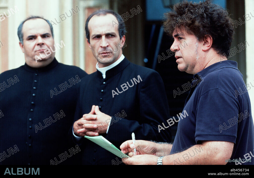 DANIEL GIMENEZ CACHO, FRANCISCO MAESTRE y PEDRO ALMODOVAR en LA MALA EDUCACION, 2004, dirigida por PEDRO ALMODOVAR. Copyright EL DESEO S.A.