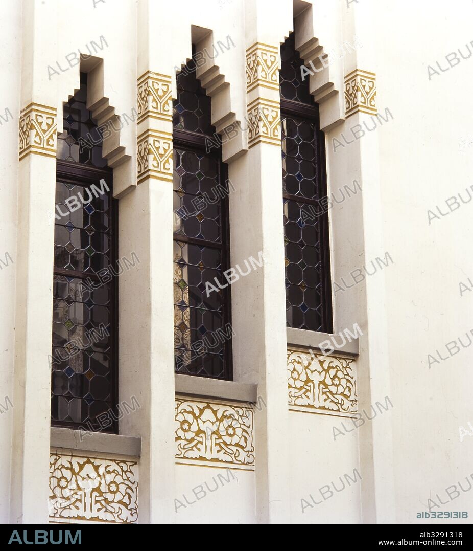 JOSEP PUIG I CADAFALCH. Casa Macaya, 1901. Ventanas con arco escalonado. Esgrafiados florales. Bien de interés nacional. Modernismo. Barcelona.