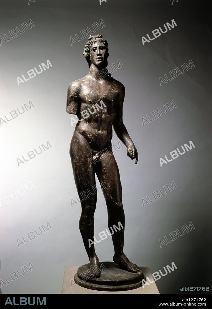 Estatua en bronce representando al dios Apolo. Siglo I, Romano altoimperial. Procedencia Montejo de Tiermes, Soria. Altura: 137 cm. Anchura: 50 cm.