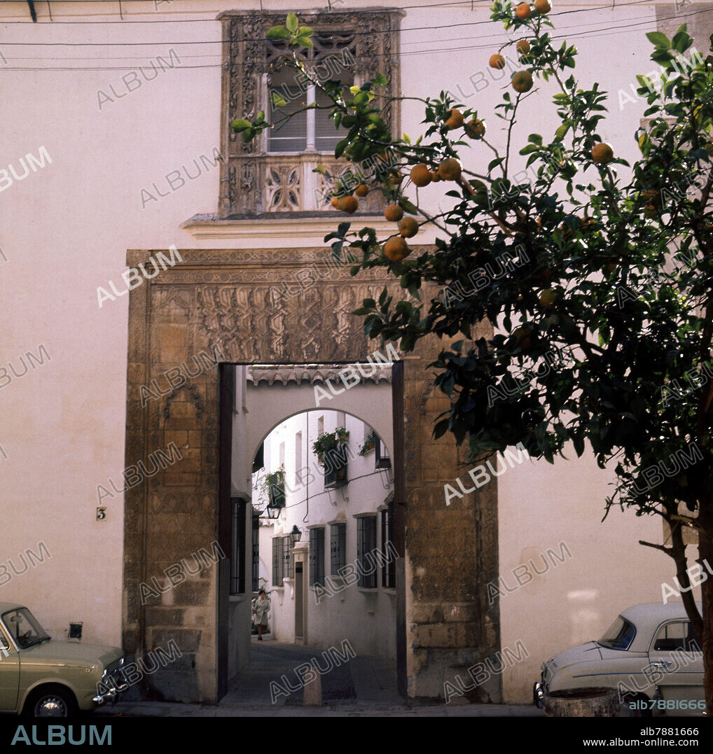 FACHADA DE LA CASA DEL INDIANO - SIGLO XV - ARQUITECTURA MUDEJAR - FOTO AÑOS 60.