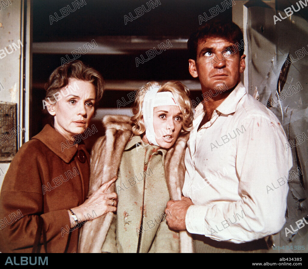 JESSICA TANDY, ROD TAYLOR y TIPPI HEDREN en LOS PÁJAROS, 1963 (THE BIRDS), dirigida por ALFRED HITCHCOCK. Copyright Alfred J. Hitchcock Productions.