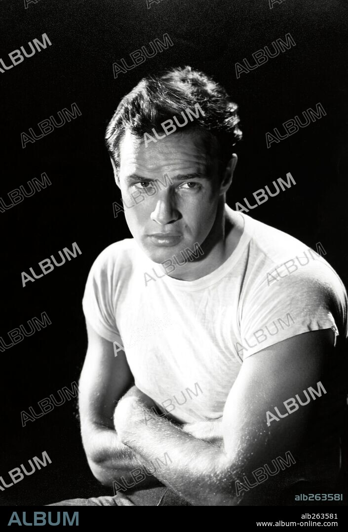 MARLON BRANDO en UN TRANVÍA LLAMADO DESEO, 1951 (A STREETCAR NAMED DESIRE), dirigida por ELIA KAZAN. Copyright WARNER BROTHERS.