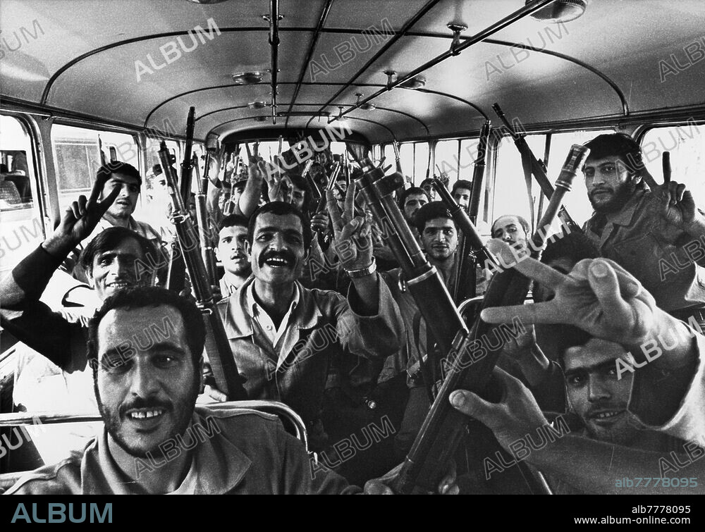 Iran-Iraq War (22.09.1980 - 20.08.1988) / Mobilization / Tehran. A few weeks after the Iraqi attacks that provoked the war, a general Iranian mobilization led by Ayatollah Khomeini led to massive recruitment of volunteers. The short-term men leave in a bus seized by Tehran, trusting in their victory. Photo, October 1980.