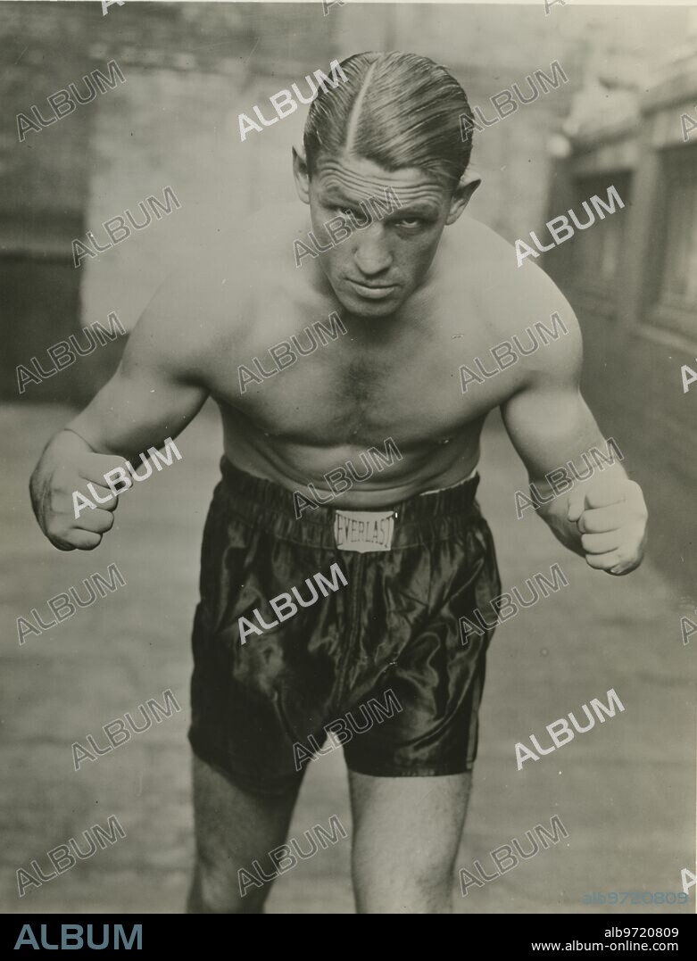 1935 (CA.) The Spanish boxer known in boxing circles with the nicknames "El hammer pilón de Ibarra" and "Izzy Gaztañaga".