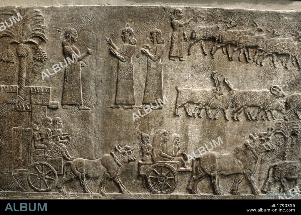 ARTE MESOPOTAMICO-ASIRIO. S. VIII a. C. DEPORTADOS. Relieve fechado hacia el año 728 a. C. Representa las campañas de Tiglath-pileser III en el sur de Irak. A la izquierda, la ciudad sitiada con la máquina de asedios. En el centro, asirios con tablillas detallando las campañas. LOS PRISIONEROS CIVILES, CON SUS PERTENENCIAS, SON CONDUCIDOS HACIA EL REY ASIRIO. Procede de Nimrud. Palacio Central. Museo Británico. Londres. Inglaterra. Reino Unido.