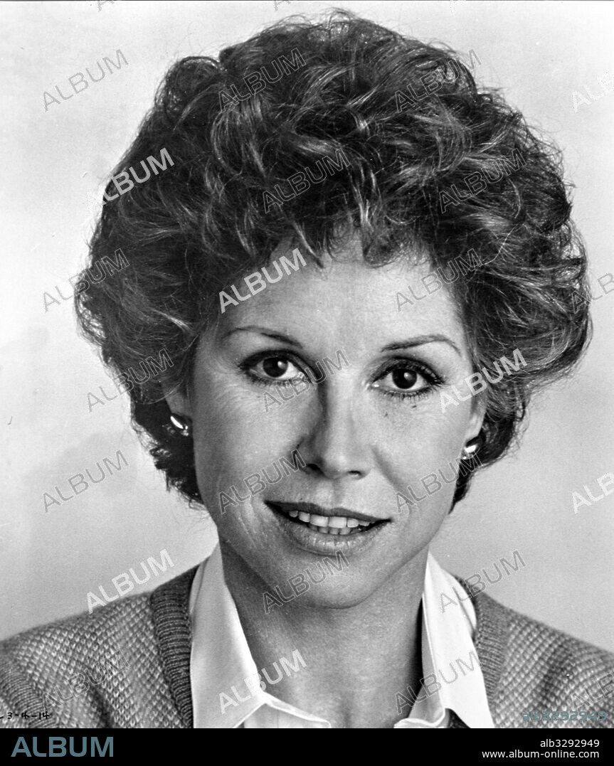 MARY TYLER MOORE en GENTE CORRIENTE, 1980 (ORDINARY PEOPLE), dirigida por ROBERT REDFORD. Copyright PARAMOUNT PICTURES.