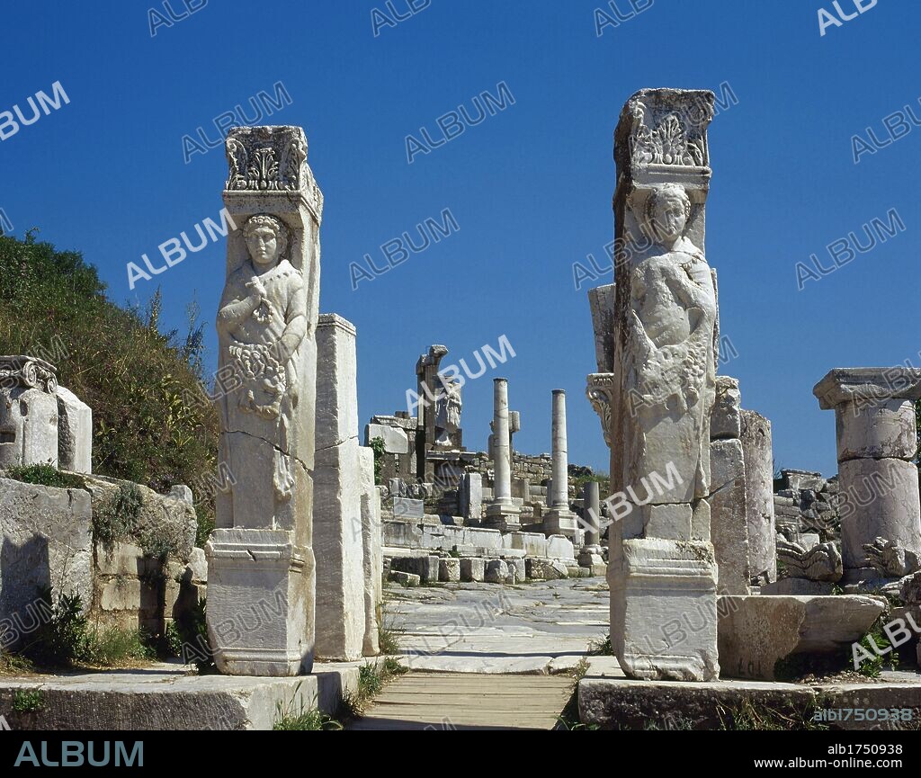 Turkey. Ancient Greek and Roman city of Ephesus. Hercules Gate at the beginning of Curetes Street, depicting Heracles wrapped in a Nemea Lion skin. 2nd century AD. Curetes Street. Anatolia.