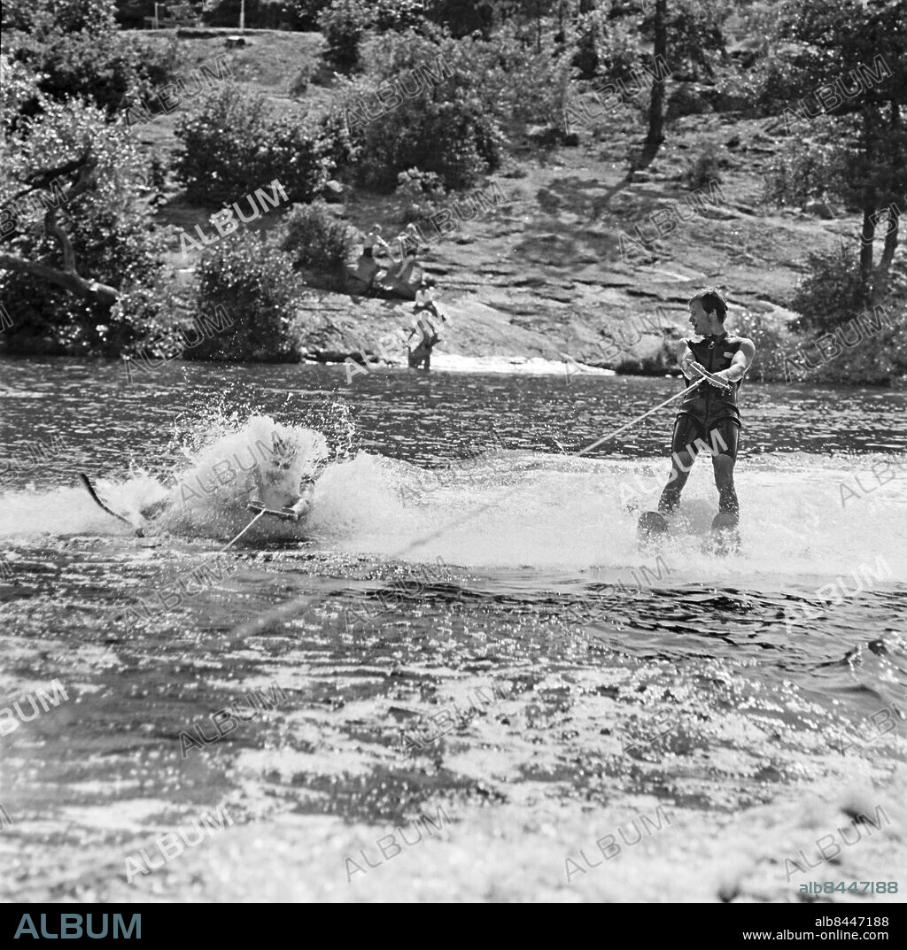 STOCKHOLM 1969-07-22.. RiR:s medarbetare Karin Berglund lär sig att åka vattenskidor av Lasse Molin. Foto: Bertil S-son Åberg / RiR / SVT / Kod: 5600. Bild och reportage publ. i RiR 33/69 sid. 6-8 inför TV-programmet VM på vattenskidor.. RiR 19522 sv/v   . Vattenskidåkning.