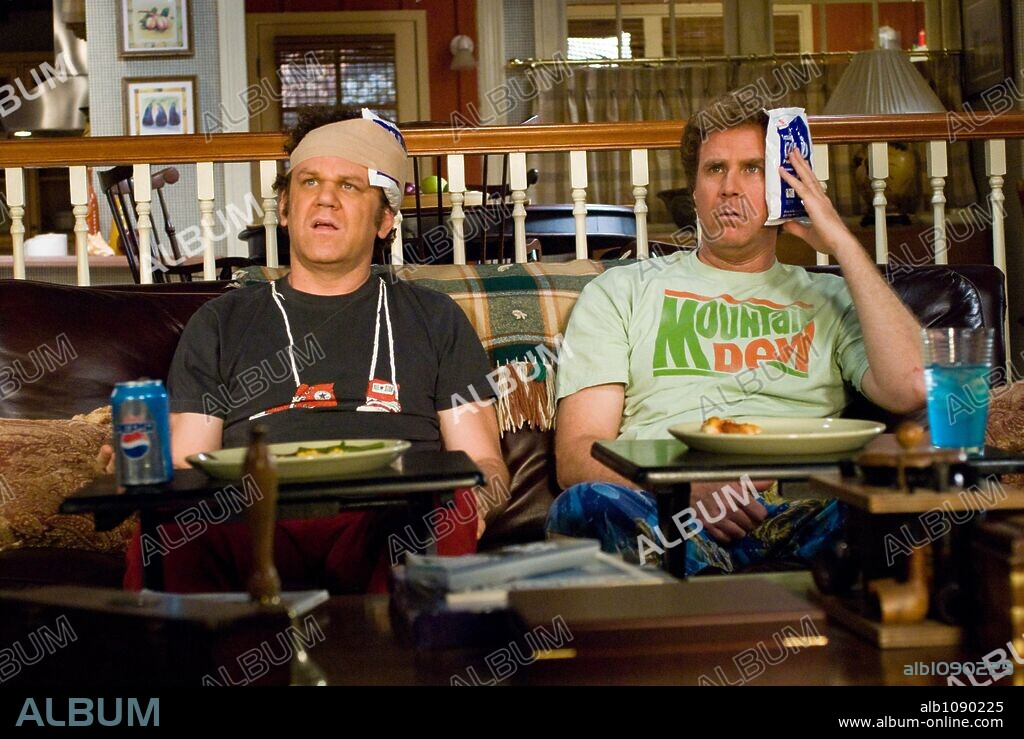 JOHN C. REILLY y WILL FERRELL en HERMANOS POR PELOTAS, 2008 (STEP BROTHERS), dirigida por ADAM MCKAY. Copyright APATOW PRODUCTIONS / LAMANA, GEMMA.