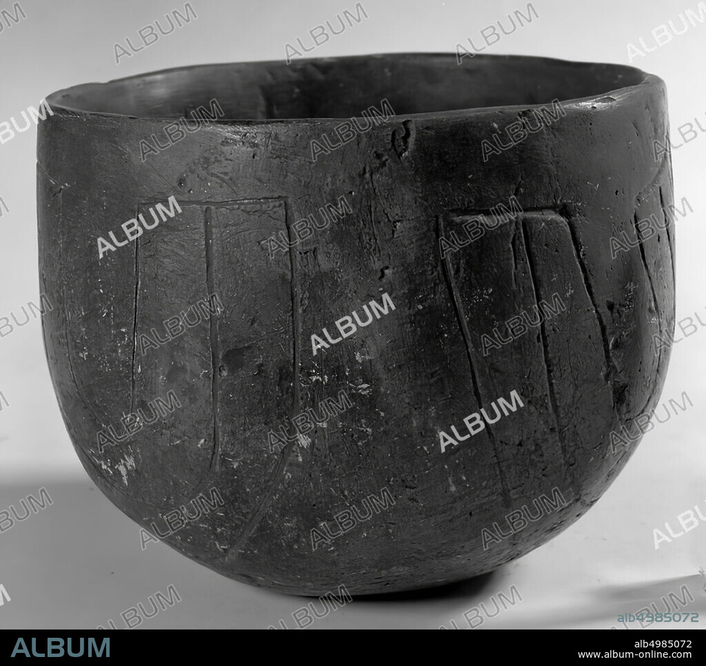 Plaster cast of a Band-Ceramic pot., Pot, casting, plaster, h: 12.6 cm, diam: 15.6 cm, prehistory -5400.
