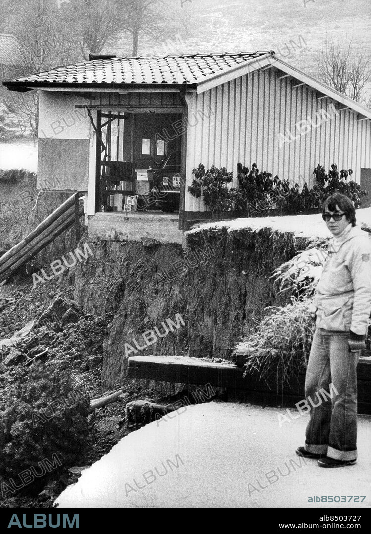 Göteborg 1977-12-01. Raset i Tuve. Kraftigt jordskred som inträffade den 30 november 1977 i Tuve på Hisingen i Göteborg. Snarberget förvandlades till en krater vid raset i Tuve. Foto: Ingvar Karmhed / SvD / TT / kod 12014.